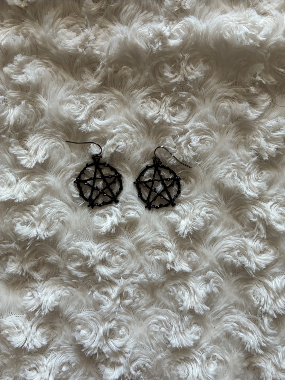 SHEIN Black Pentagram Drop Earrings